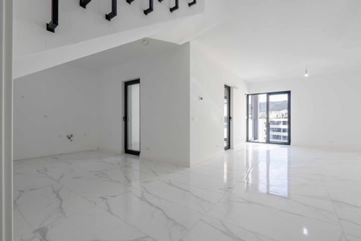 Three-bedroom penthouse with sea view, Rafailovici