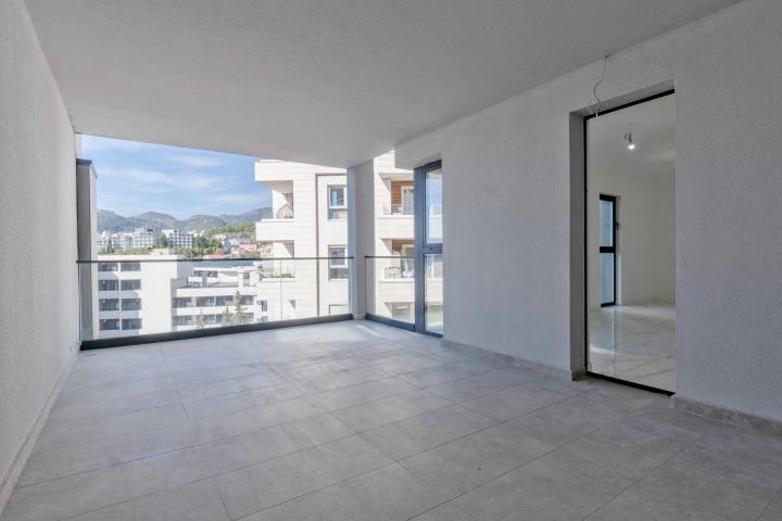 Three-bedroom penthouse with sea view, Rafailovici