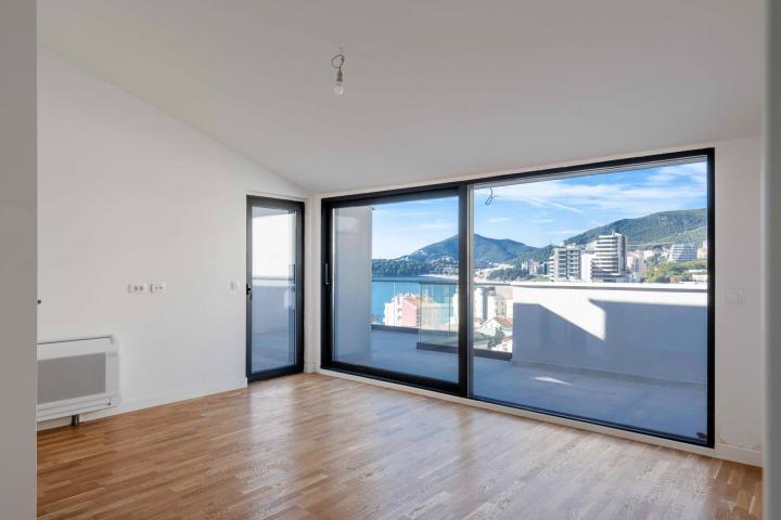 Three-bedroom penthouse with sea view, Rafailovici