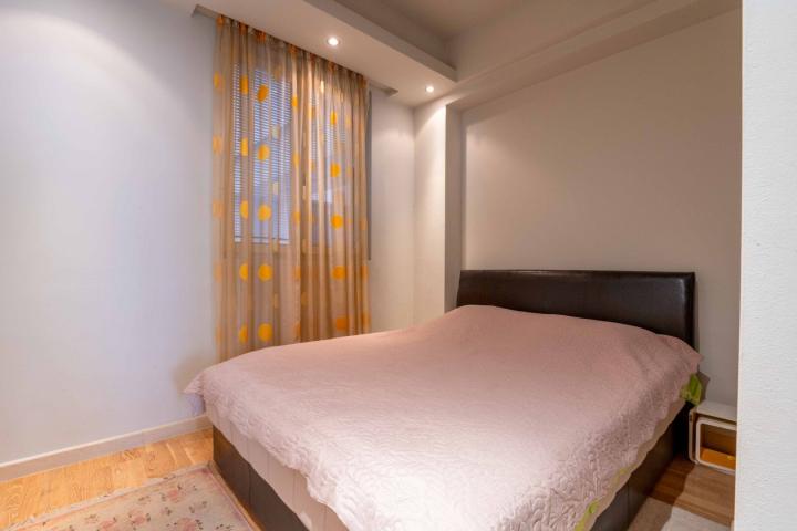 Three-bedroom furnished apartment in the Nivel building, Rozino, Budva