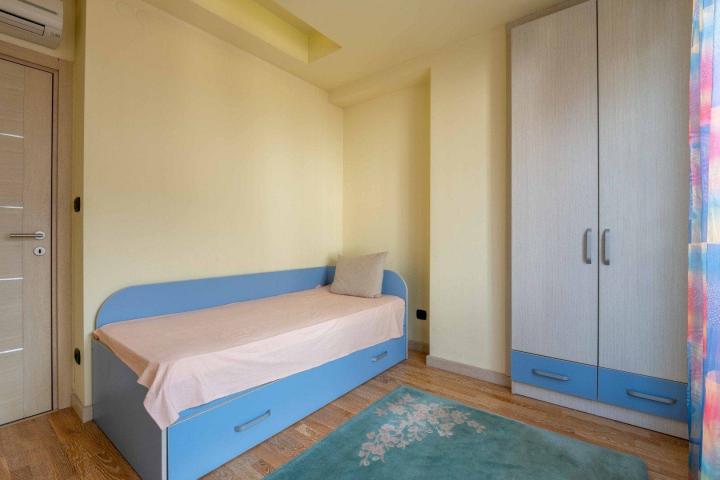 Three-bedroom furnished apartment in the Nivel building, Rozino, Budva
