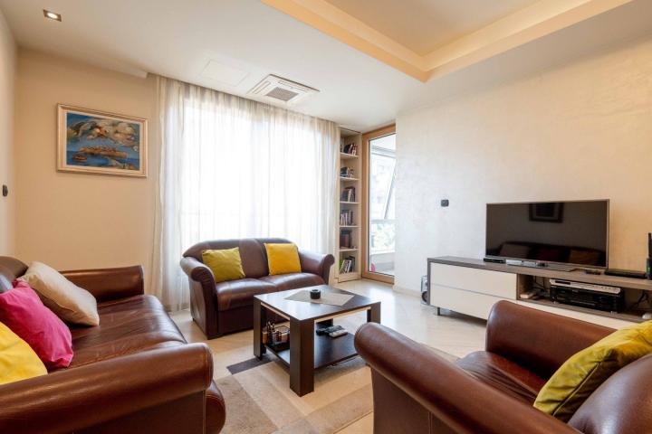 Three-bedroom furnished apartment in the Nivel building, Rozino, Budva