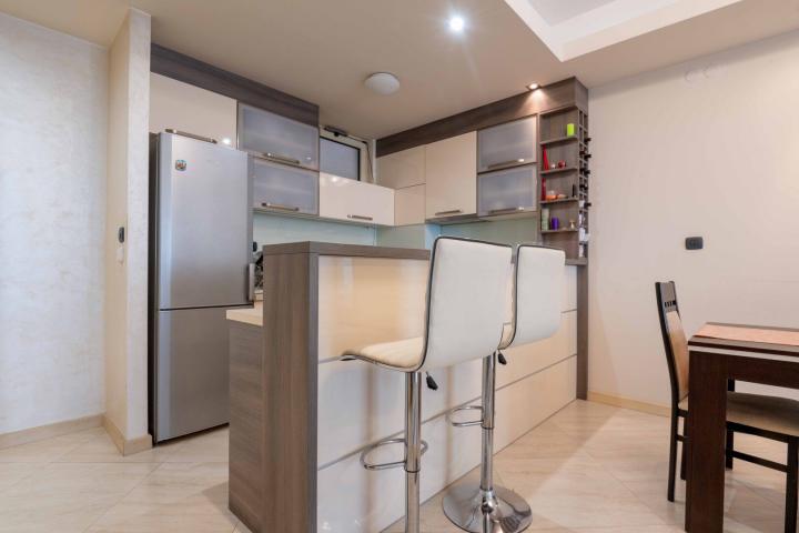 Three-bedroom furnished apartment in the Nivel building, Rozino, Budva