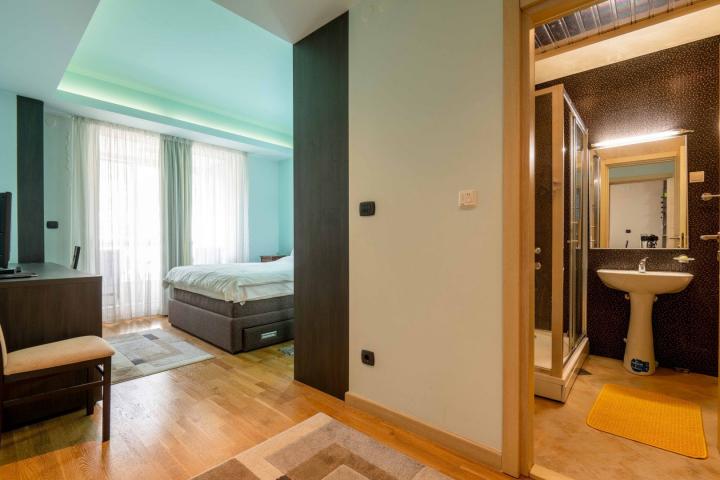 Three-bedroom furnished apartment in the Nivel building, Rozino, Budva