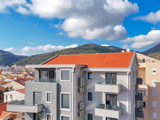 Three-bedroom penthouse with 4 garage spaces and sea view, 