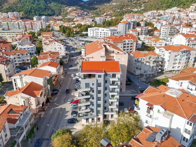 Three-bedroom penthouse with 4 garage spaces and sea view, 