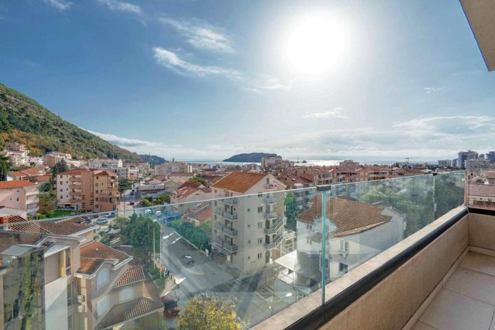 Three-bedroom penthouse with 4 garage spaces and sea view, 