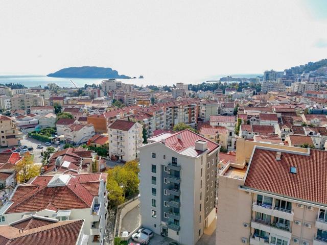 Three-bedroom penthouse with 4 garage spaces and sea view, 