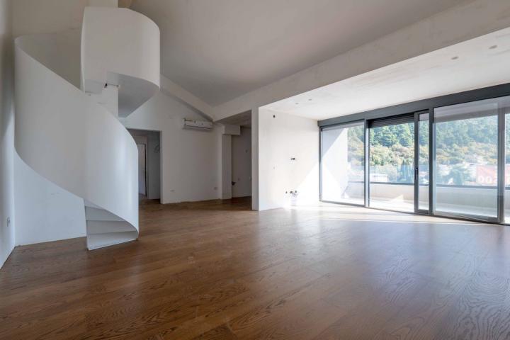 Three-bedroom penthouse with 4 garage spaces and sea view, 