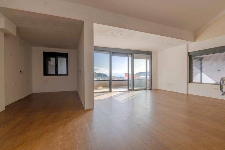 Three-bedroom penthouse with 4 garage spaces and sea view, 