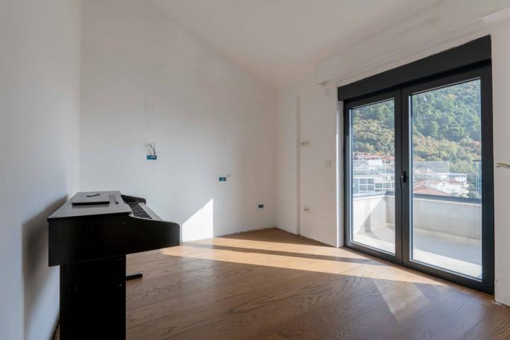 Three-bedroom penthouse with 4 garage spaces and sea view, 