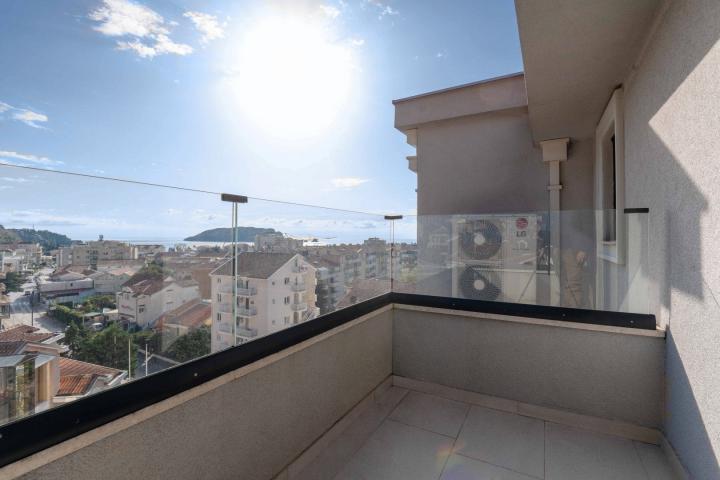 Three-bedroom penthouse with 4 garage spaces and sea view, 