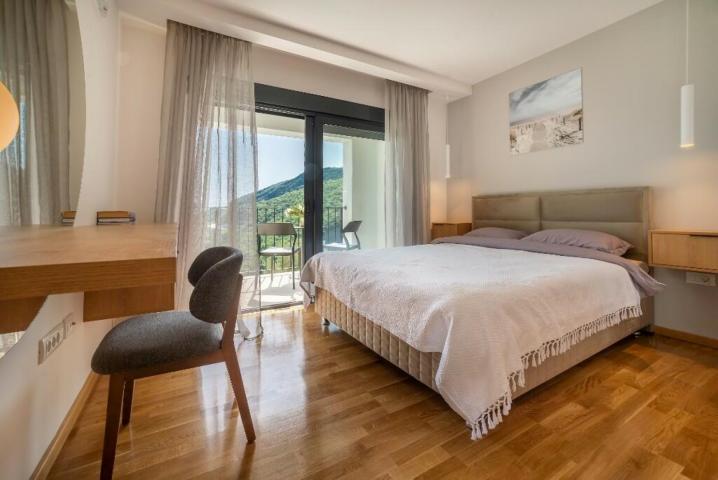 New villa with pool and garage, Becici