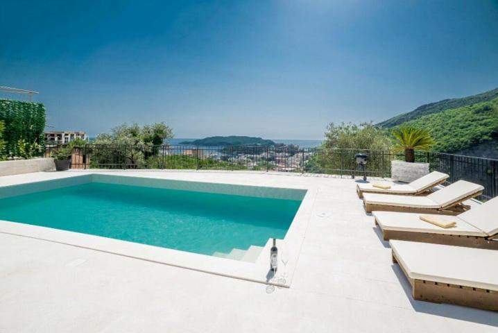 New villa with pool and garage, Becici