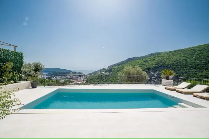 New villa with pool and garage, Becici