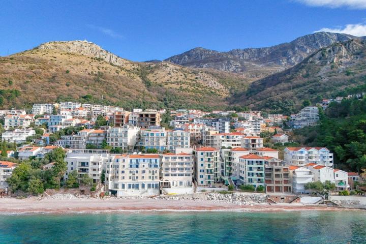 Four-bedroom apartment on the first line to the sea, Sveti Stefan