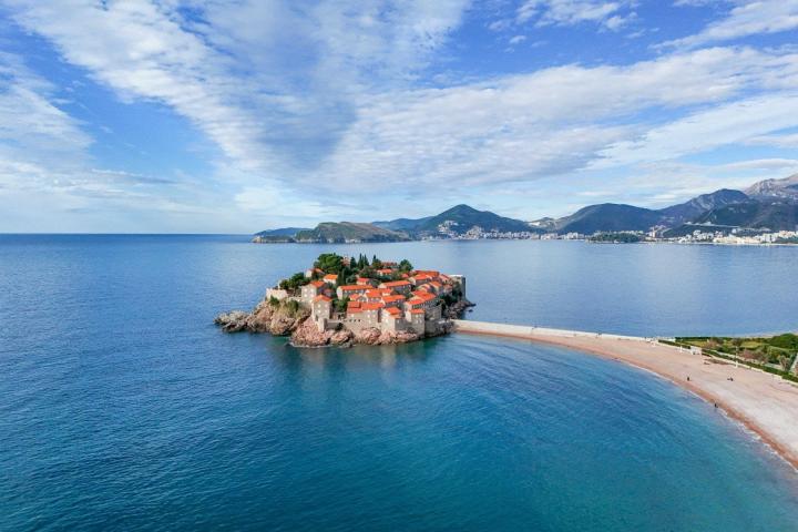 Four-bedroom apartment on the first line to the sea, Sveti Stefan
