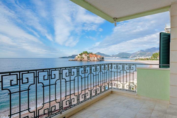 Four-bedroom apartment on the first line to the sea, Sveti Stefan