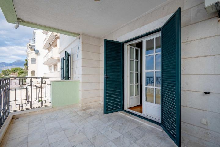 Four-bedroom apartment on the first line to the sea, Sveti Stefan