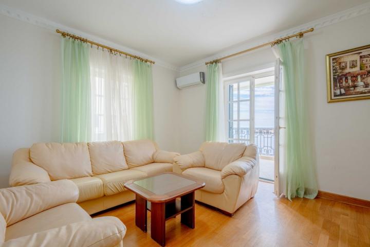 Four-bedroom apartment on the first line to the sea, Sveti Stefan