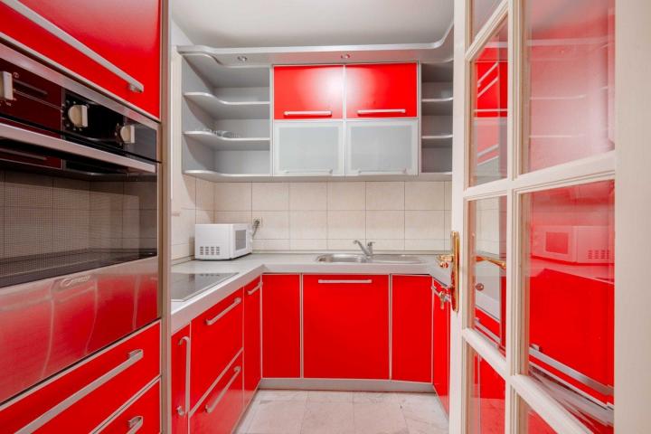 Four-bedroom apartment on the first line to the sea, Sveti Stefan