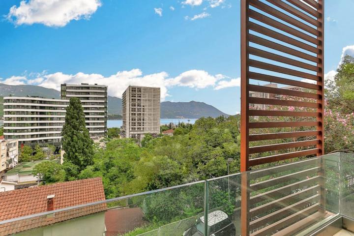 Exclusive two-bedroom apartment with parking and sea view, 