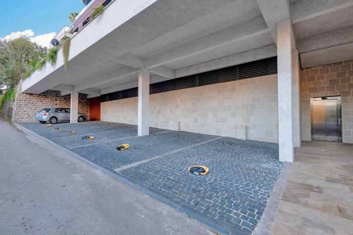 Exclusive two-bedroom apartment with parking and sea view, 