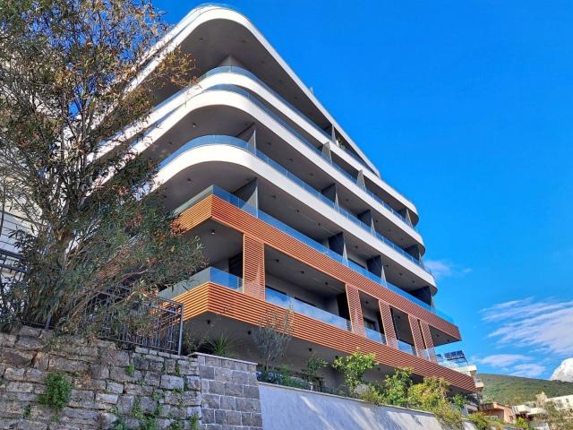 Exclusive two-bedroom apartment with parking and sea view, 