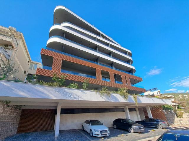 Exclusive two-bedroom apartment with parking and sea view, 