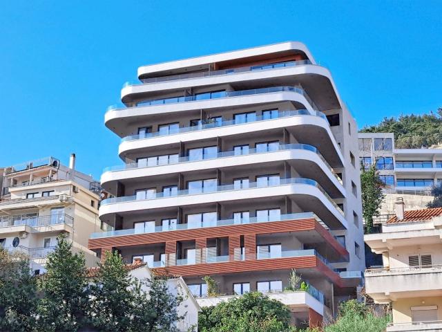 Exclusive two-bedroom apartment with parking and sea view, 