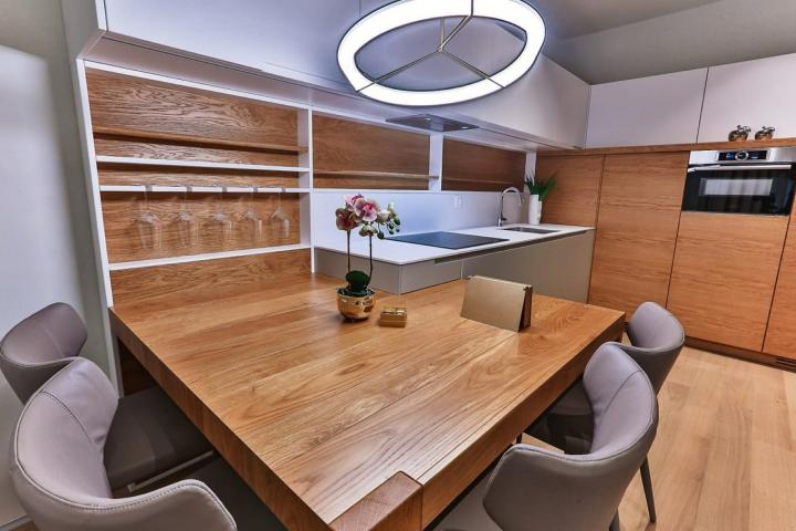 Exclusive two-bedroom apartment with parking and sea view, 
