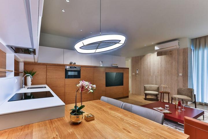Exclusive two-bedroom apartment with parking and sea view, 