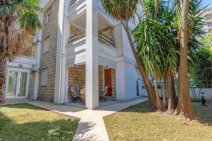 Two-bedroom apartment with a yard near Slovenska Plaza, 
