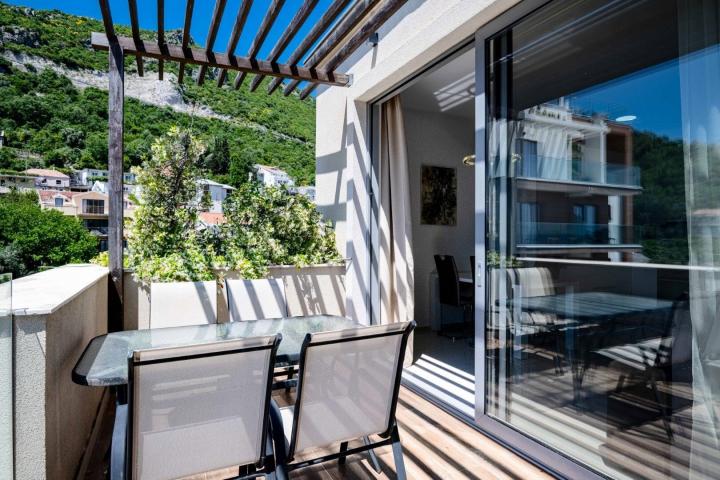 Two-bedroom penthouse with sea and mountain views, Becici