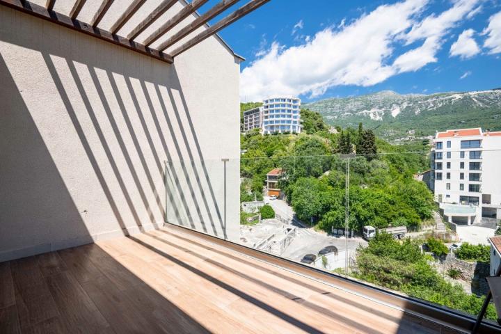 Two-bedroom penthouse with sea and mountain views, Becici