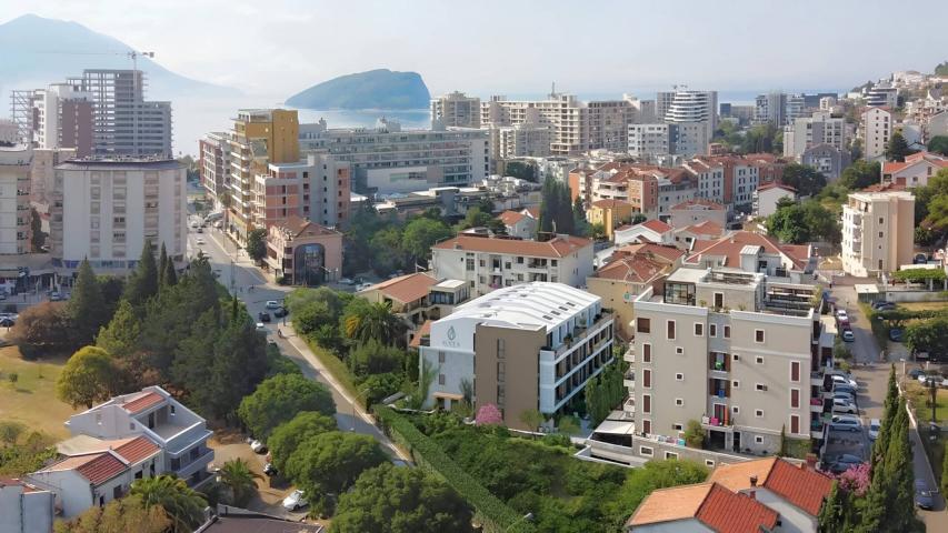 Two-bedroom apartment with parking near the sea, Budva