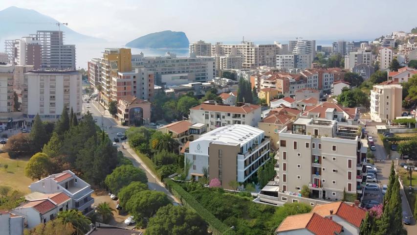 Two-bedroom apartment with parking near the sea, Budva