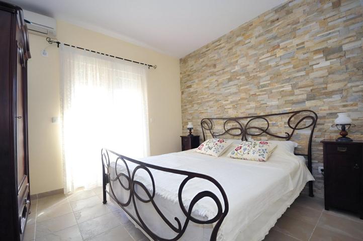 Two-bedroom apartment with parking near the sea, Budva