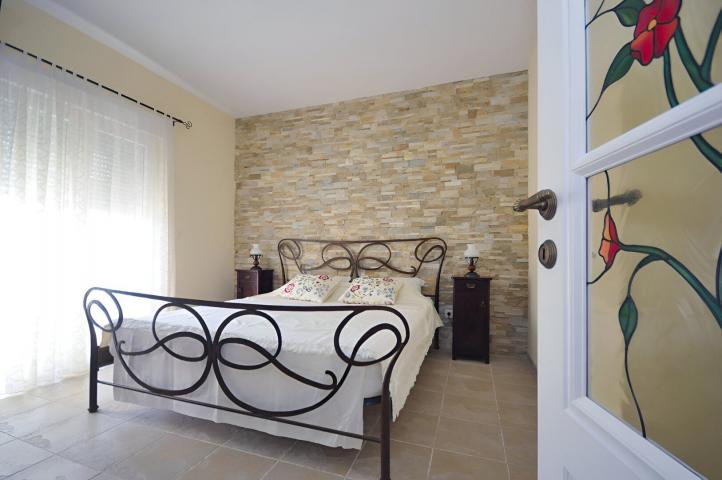 Two-bedroom apartment with parking near the sea, Budva