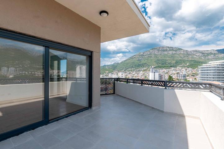 Three-bedroom penthouse with sea view, Bar