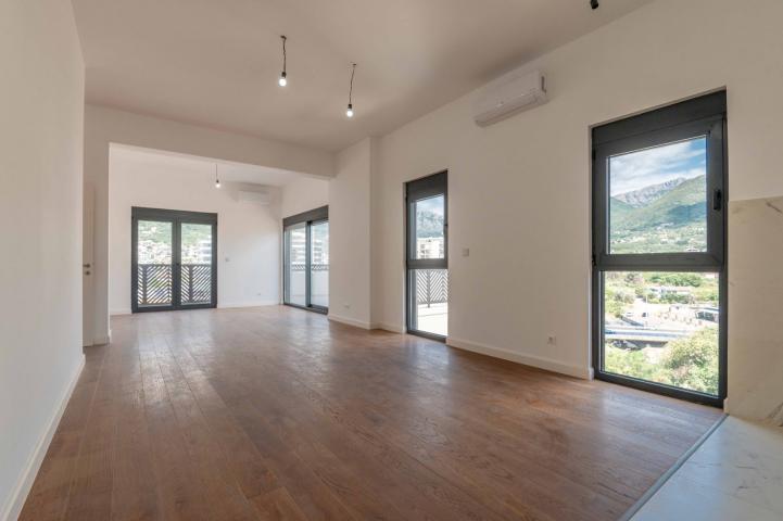 Three-bedroom penthouse with sea view, Bar