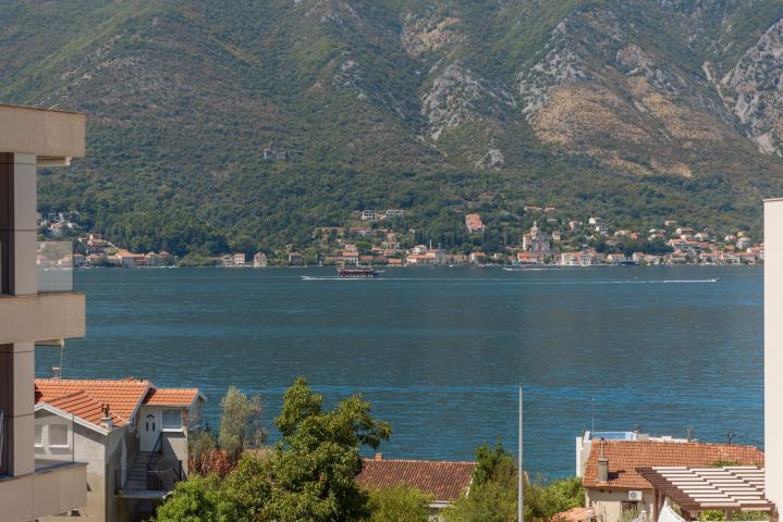 Three-room apartment with a panoramic view of the sea, Dobrota, 