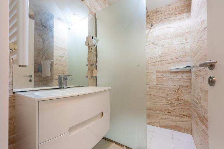 Furnished two-room apartment with sea view, Tre Canne