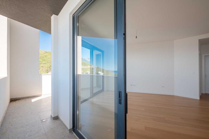 One-bedroom apartment with sea and mountain views, Becici, 