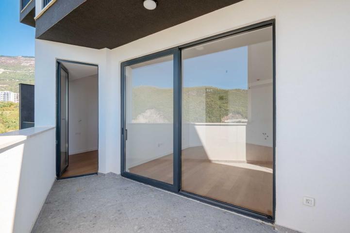 One-bedroom apartment with sea and mountain views, Becici, 