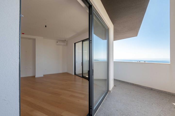 One-bedroom apartment with sea and mountain views, Becici, 