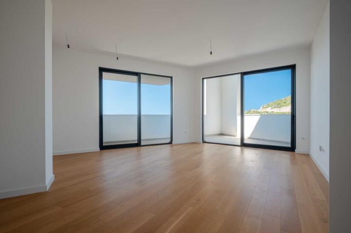 One-bedroom apartment with sea and mountain views, Becici, 