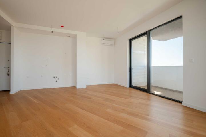 One-bedroom apartment with sea and mountain views, Becici, 