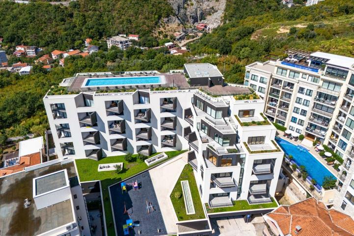 One-bedroom apartment with sea and mountain views, Becici, 