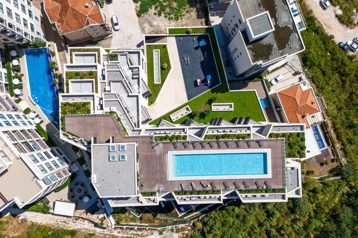 One-bedroom apartment with sea and mountain views, Becici, 